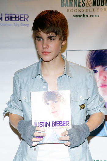 Justin+Bieber+Justin+Bieber+Signs+Copies+First+nR2ZGw2425bl - Justin Bieber 0