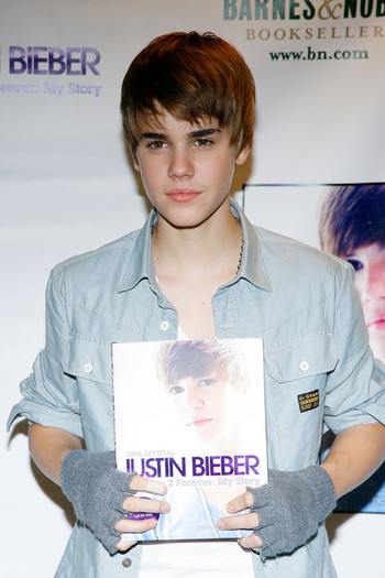 Justin+Bieber+Justin+Bieber+Signs+Copies+First+pzkDJQKq-aXl - Justin Bieber 0