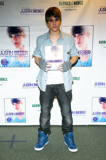 Justin+Bieber+Justin+Bieber+Signs+Copies+First+V-nNyeBhtnQl - Justin Bieber 0
