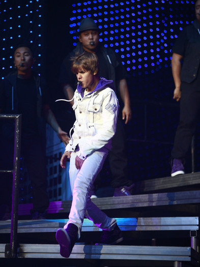 Justin+Bieber+Justin+Bieber+Performing+Concert+DmXczkeCyZQl - Justin Bieber 000