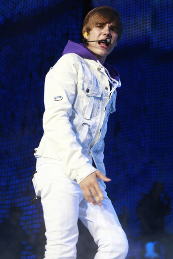 Justin+Bieber+Justin+Bieber+Performing+Concert+y3G010jCYHFl - Justin Bieber 000