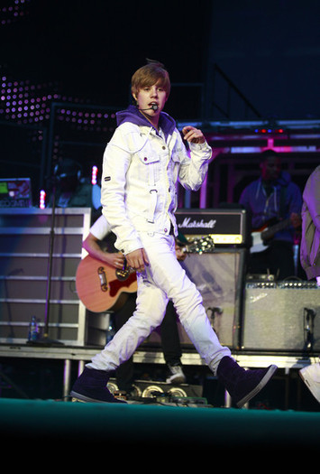 Justin+Bieber+Justin+Bieber+Performing+Concert+YontnlE4IkPl