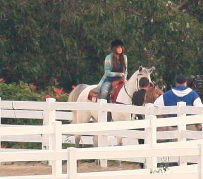 normal_24891_Preppie_-_Miley_Cyrus_riding_a_horse_in_Malibu_-_Feb__1_2010_0169_122_247lo - Filming Scenes For Hannah mOntana Forever In Mailbu