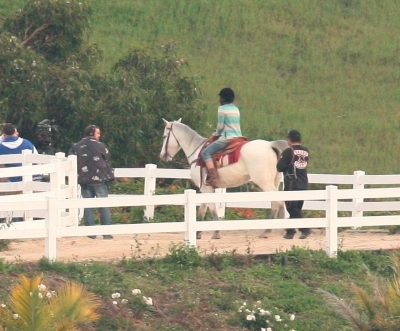 normal_24898_Preppie_-_Miley_Cyrus_riding_a_horse_in_Malibu_-_Feb__1_2010_2158_122_447lo - Filming Scenes For Hannah mOntana Forever In Mailbu