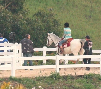 normal_24950_Preppie_-_Miley_Cyrus_riding_a_horse_in_Malibu_-_Feb__1_2010_5145_122_232lo - Filming Scenes For Hannah mOntana Forever In Mailbu