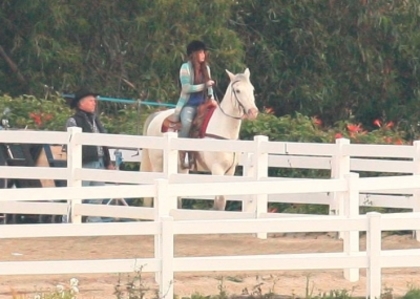 normal_24991_Preppie_-_Miley_Cyrus_riding_a_horse_in_Malibu_-_Feb__1_2010_2173_122_173lo