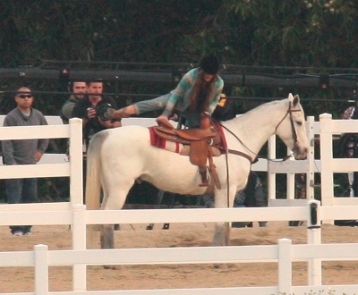 normal_24999_Preppie_-_Miley_Cyrus_riding_a_horse_in_Malibu_-_Feb__1_2010_8245_122_119lo