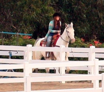 normal_25052_Preppie_-_Miley_Cyrus_riding_a_horse_in_Malibu_-_Feb__1_2010_196_122_79lo - Filming Scenes For Hannah mOntana Forever In Mailbu