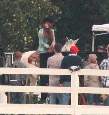 normal_25300_Preppie_-_Miley_Cyrus_riding_a_horse_in_Malibu_-_Feb__1_2010_4108_122_365lo - Filming Scenes For Hannah mOntana Forever In Mailbu