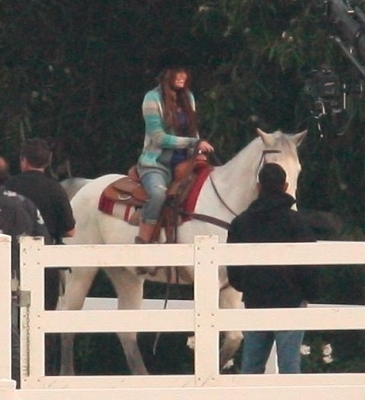normal_25303_Preppie_-_Miley_Cyrus_riding_a_horse_in_Malibu_-_Feb__1_2010_2114_122_186lo - Filming Scenes For Hannah mOntana Forever In Mailbu