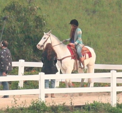 normal_25309_Preppie_-_Miley_Cyrus_riding_a_horse_in_Malibu_-_Feb__1_2010_2138_122_761lo - Filming Scenes For Hannah mOntana Forever In Mailbu
