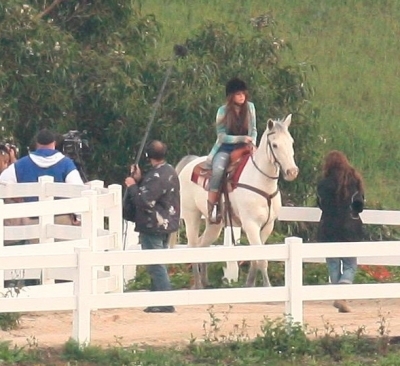 normal_25309_Preppie_-_Miley_Cyrus_riding_a_horse_in_Malibu_-_Feb__1_2010_5126_122_572lo - Filming Scenes For Hannah mOntana Forever In Mailbu