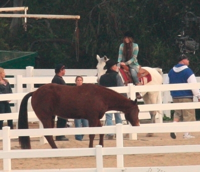 normal_25356_Preppie_-_Miley_Cyrus_riding_a_horse_in_Malibu_-_Feb__1_2010_0215_122_557lo - Filming Scenes For Hannah mOntana Forever In Mailbu