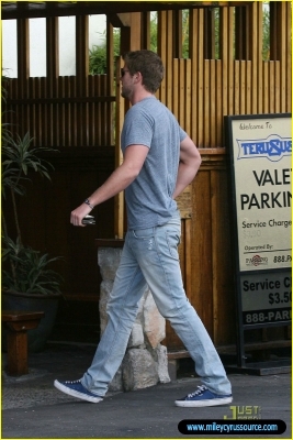 normal_miley-cyrus-manicure-13