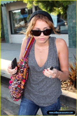 normal_miley-cyrus-manicure-15 - Getting A Pedicure In LA