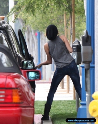 normal_59303_Preppie_Miley_Cyrus_out_to_Starbucks_after_her_workout_17_122_208lo