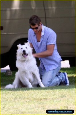 normal_miley-cyrus-liam-hemsworth-togos-05 - In Toluca Lake With Liam and Mate