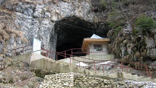 intrare pestera dambovicioara - pesteri din Romania