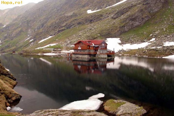Lacul_Balea,_lac_glaciar_la_Muntii_Fagaras,_Judetul_Sibiu_1244056632[1]