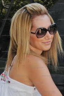 Ashley cu ochelari - Ashley Tisdale blonda