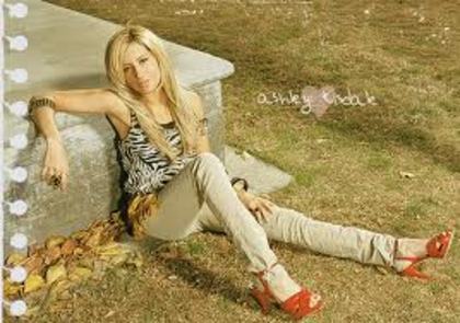 Ashley cool pe iarba - Ashley Tisdale blonda