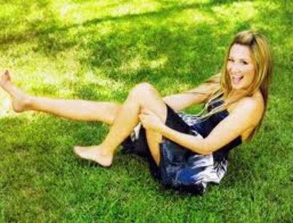Ashley pe iarba descultza - Ashley Tisdale blonda