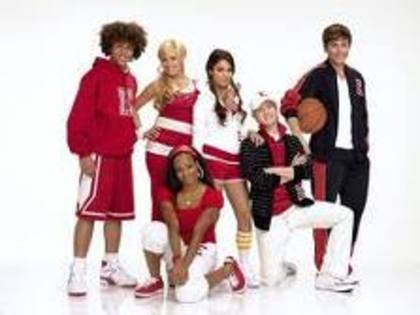 Cei din H.S.M baschet - Ashley Tisdale si Zac Efron