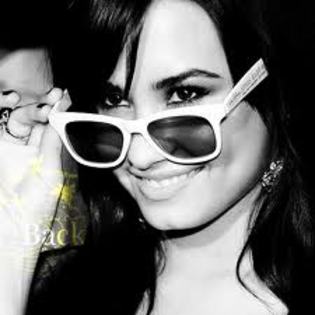 Demi cu ochelari - Demi Lovato