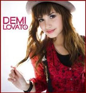 Demi Lovato cu palarie si bluza rosie