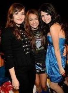 Demi,Miley si Selena