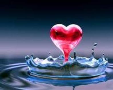 Inimioara roz din apa