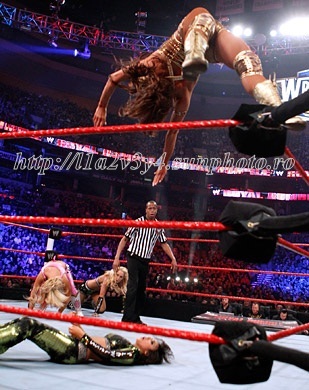 er9 - eve torres pentru a doua oara diva campioana la royal rumble 2011