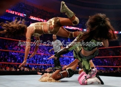 normal_er4~0 - eve torres pentru a doua oara diva campioana la royal rumble 2011