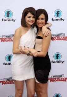 Demi Lovato si Selena Gomez - Tema 14 pt scoala Brenda Song