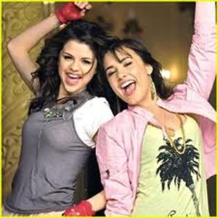 Demi Lovato si Selena Gomez - Tema 14 pt scoala Brenda Song