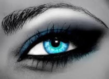 Ochi bleu cu negru