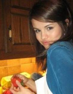 Selena in bucatarie