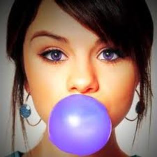 Selena Gomez balon mov - Selena Gomez