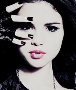 Selena Gomez gri - Selena Gomez