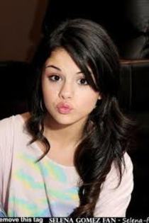 Selena Gomez kiss