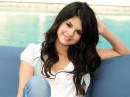 Selena Gomez pe canapea - Selena Gomez