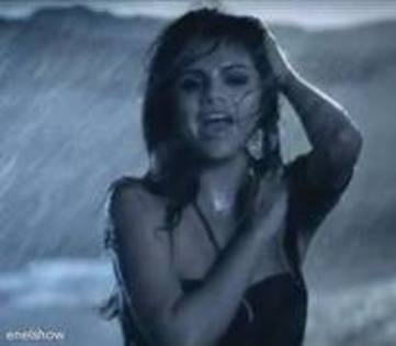 Selena in ploaie