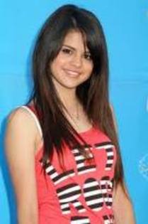 Selena in tricou rosu