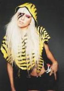 Lady Gaga cu negru si galben