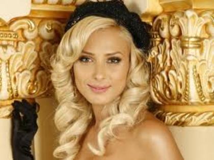 Iulia cu basca - Iulia Vantur