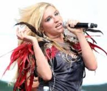 Ke$a cu rosu