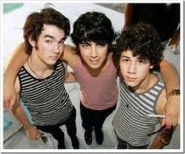 Kevin,Nik si Joe de sus - Jonas Brothers