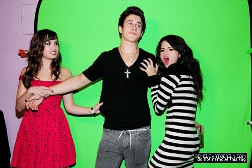 2le44m8 - Selena Gomez