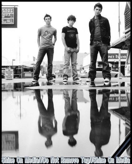 Jonas Brothers (18) - Jonas Brothers