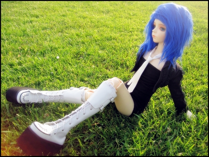 Grass_is_Green__Hair_is_Blue_by_RainyXdayxx